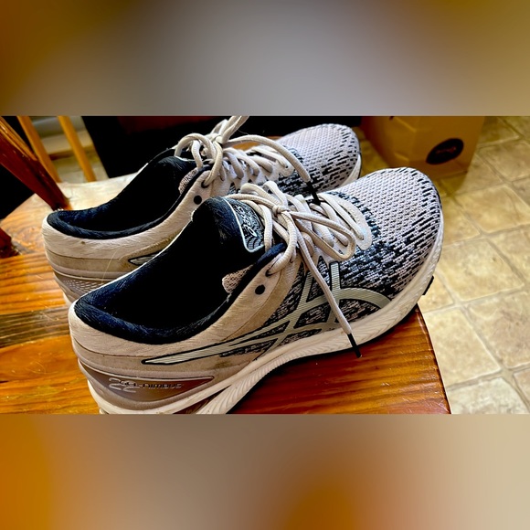 Women’s ASICS - Picture 1 of 1